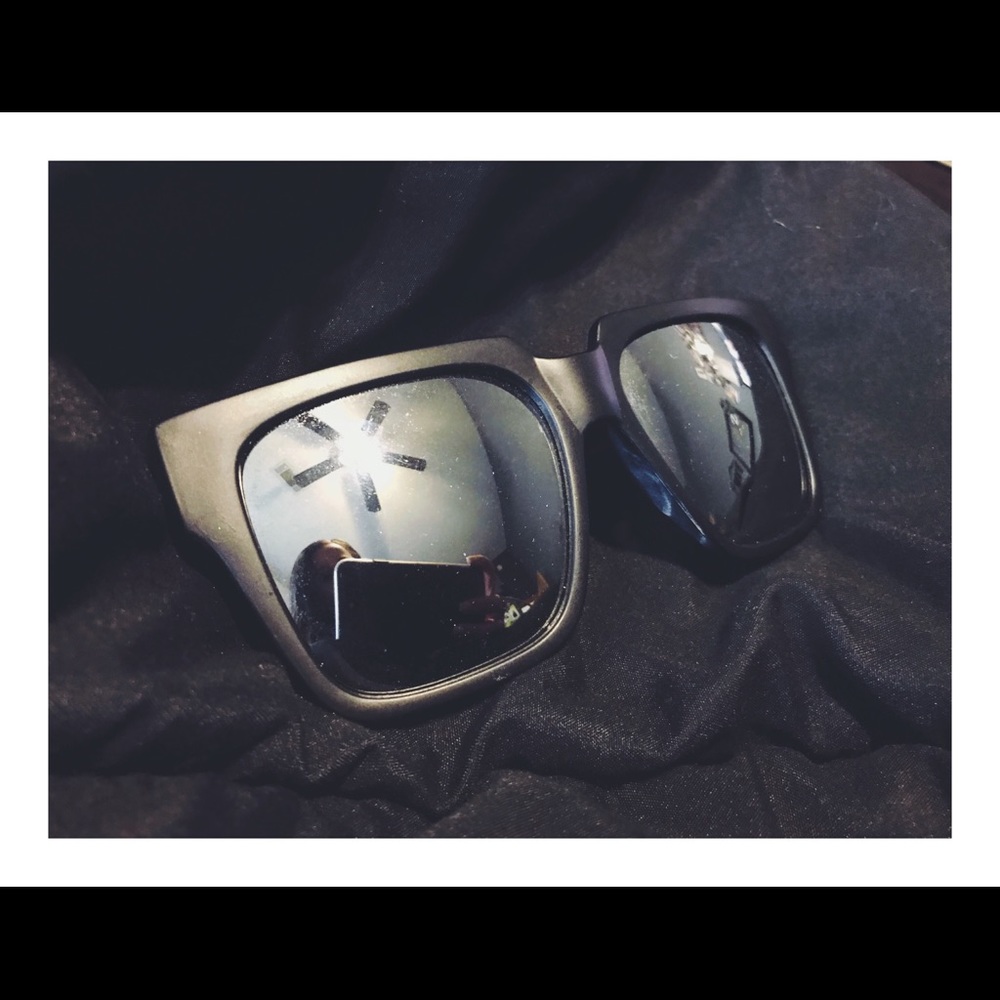 Black mirror sunglasses